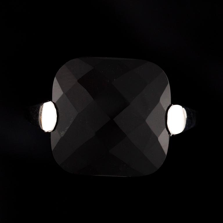 RING, 18K vitguld, fasettslipad onyx. Italienska stämplar. Vikt 5,8 g.
