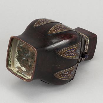 Urna, brons och cloisonné. Kina, omkring 1900 med inskription i botten.