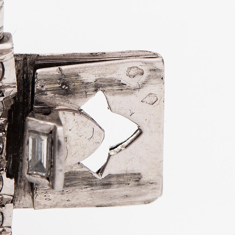 An art deco style platinum bracelet with diamonds ca. 17.85 ct in total.