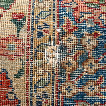 Matta, semiantik Täbris, ca 528-535 x 346,5-352,5 cm, signerad Farhan.