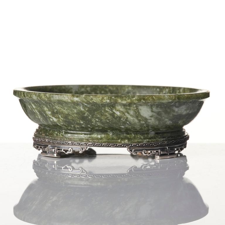 Skål, grön sten, med silvermontering, sen Qingdynasti / omkring 1900.