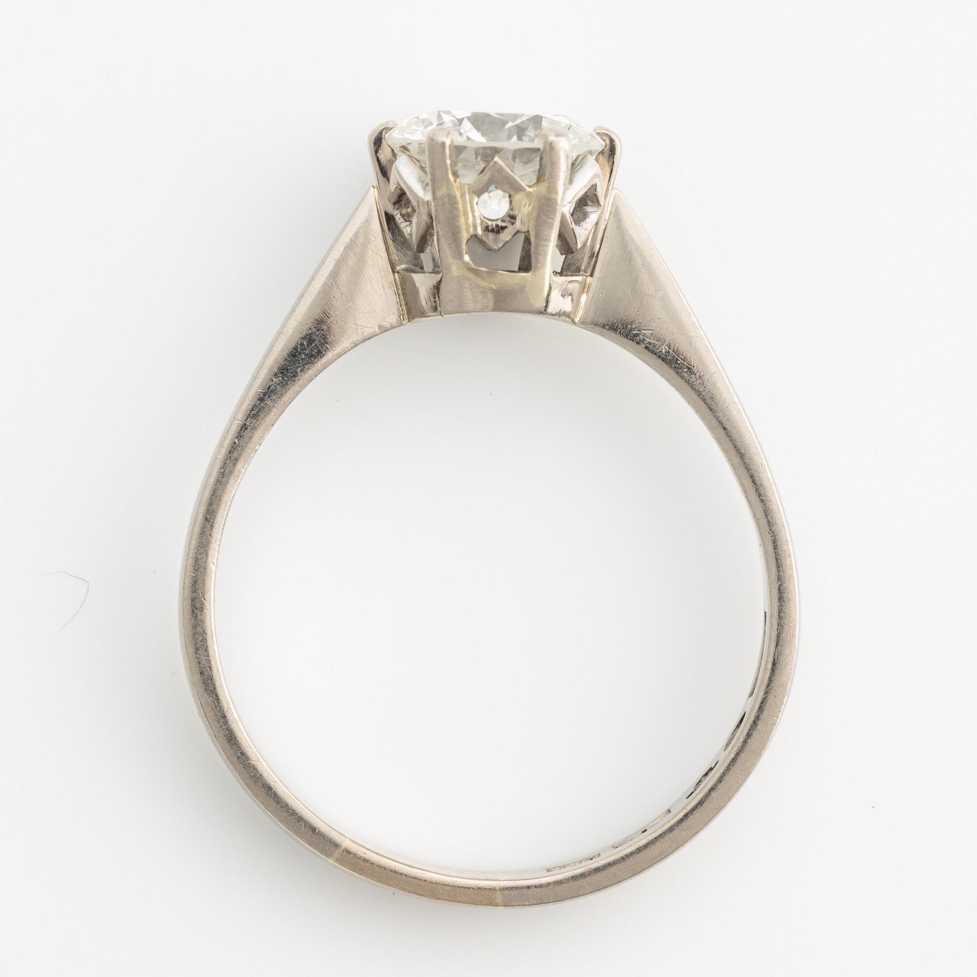 Ring in 18K white gold with a round brilliant-cut diamond.