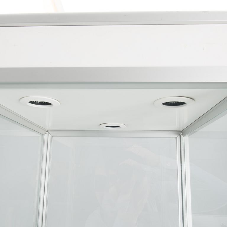 A late 20th century display cabinet.