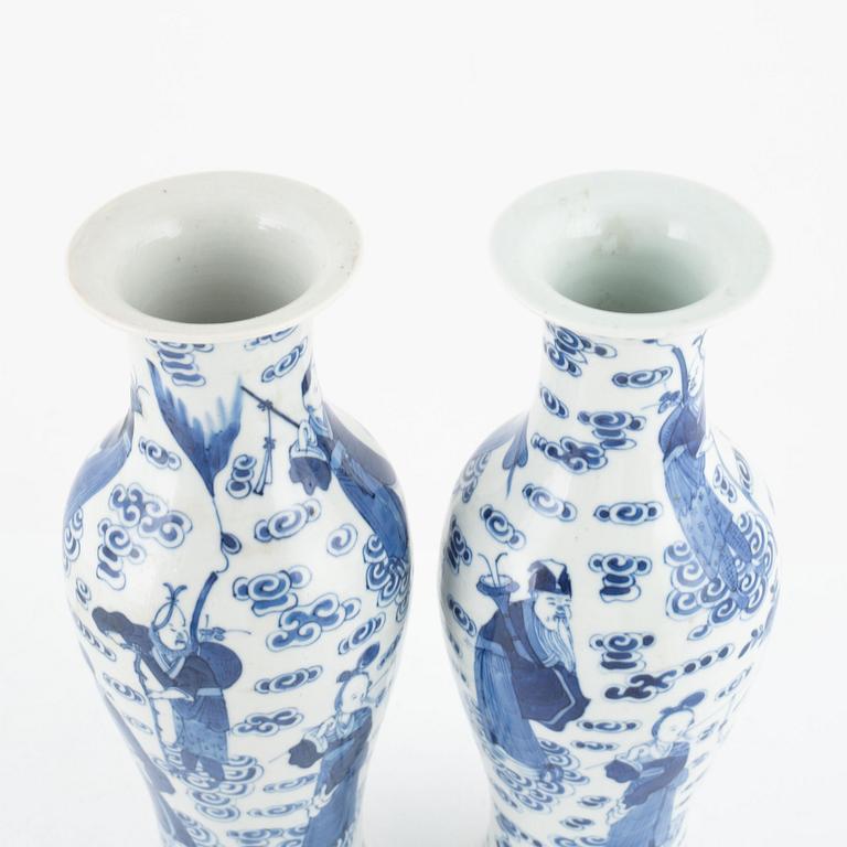 A pair of Chinese blue and white vases, late Qing dynasty/first half of 20th century.