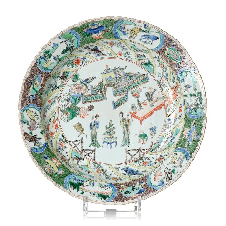 A large famille verte dish, Qing dynasty, Kangxi (1662-1722).