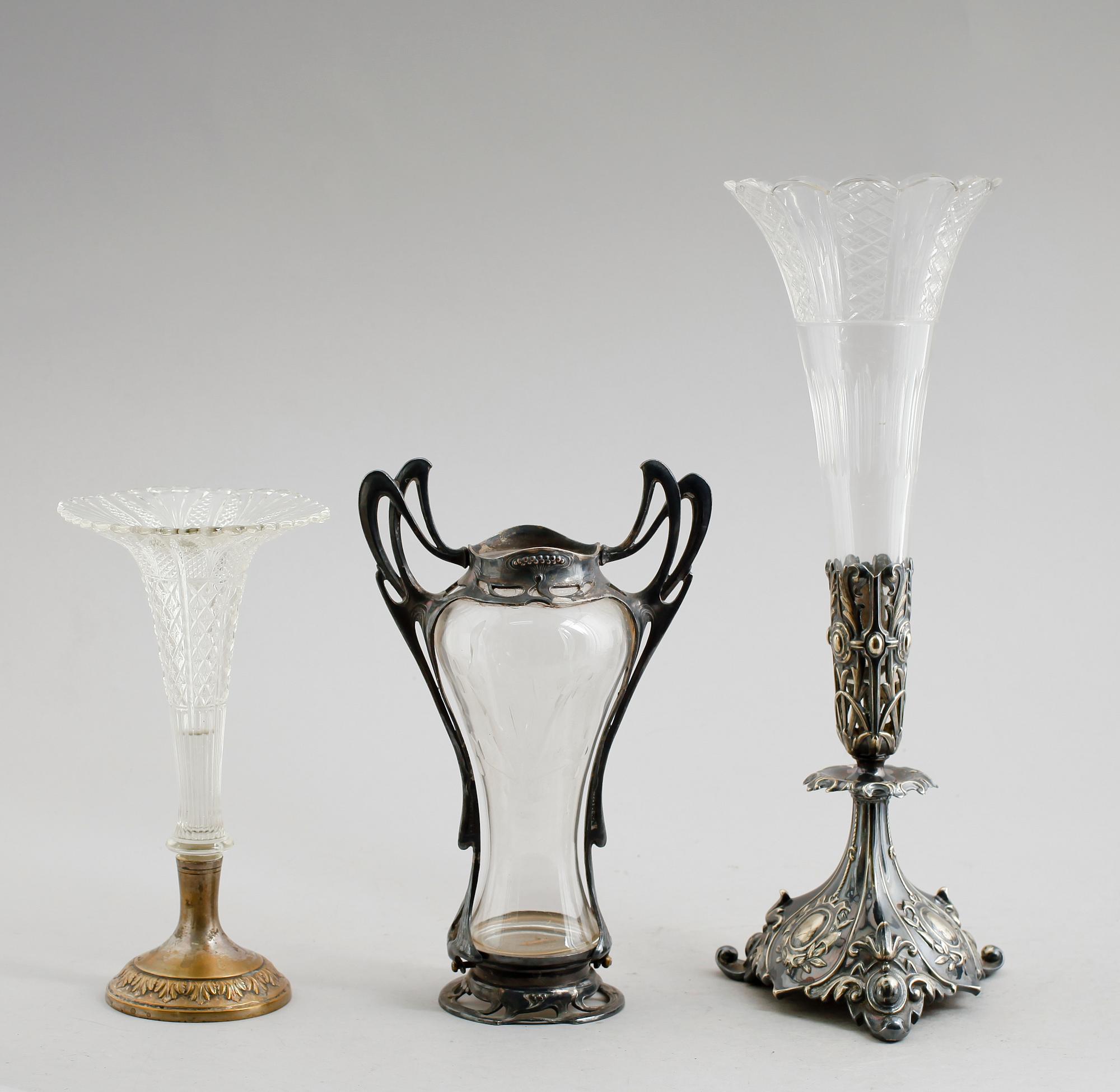 VASER, 3 st, vitmetall/nysilver och glas, sekelskiftet 1900.