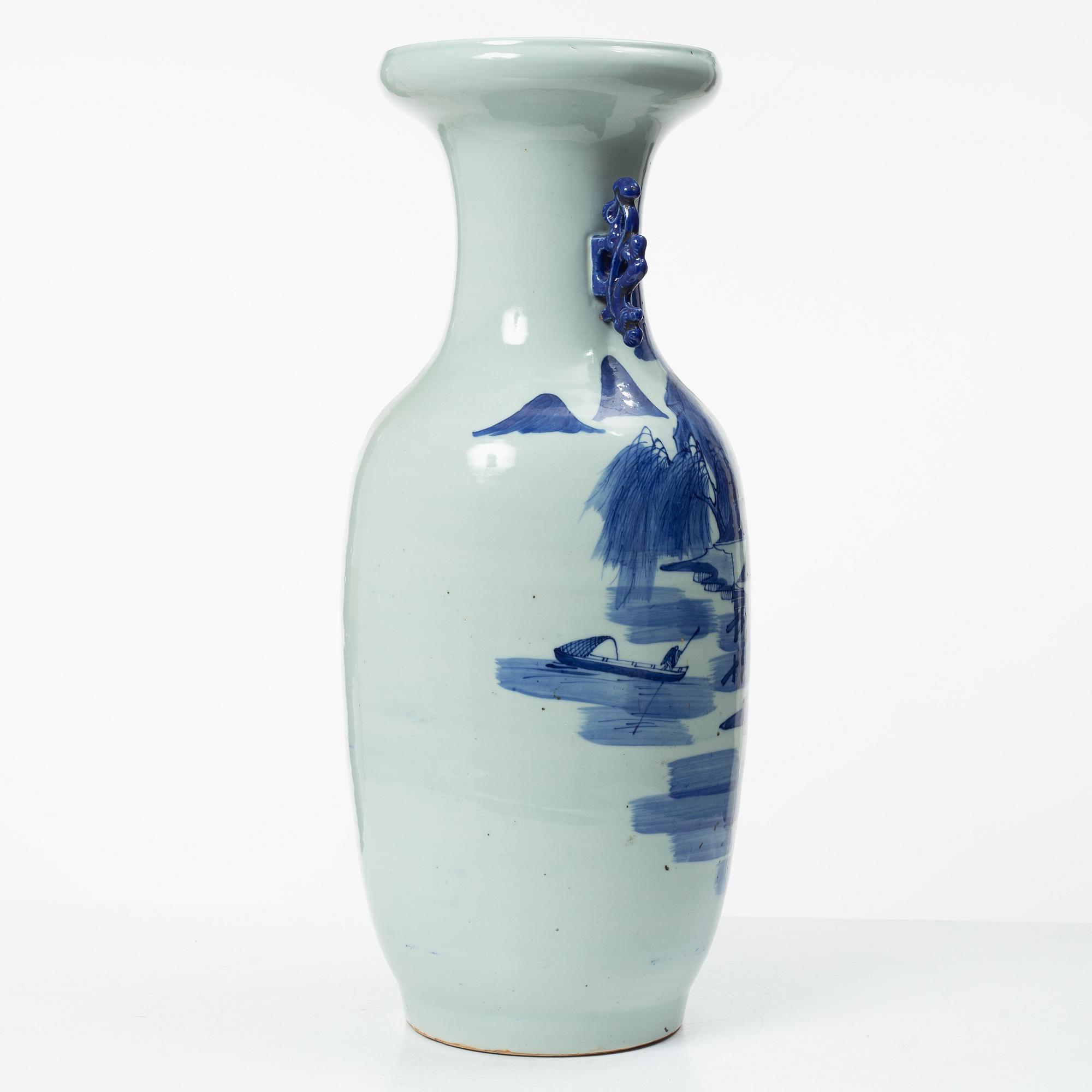 A porcelain vase, China, l19th century.