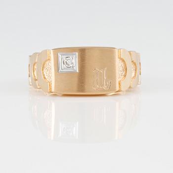 RING, 18K guld med åttkantslipad diamant 0.025 ct, importstämplad. Vikt 4,7 gram.