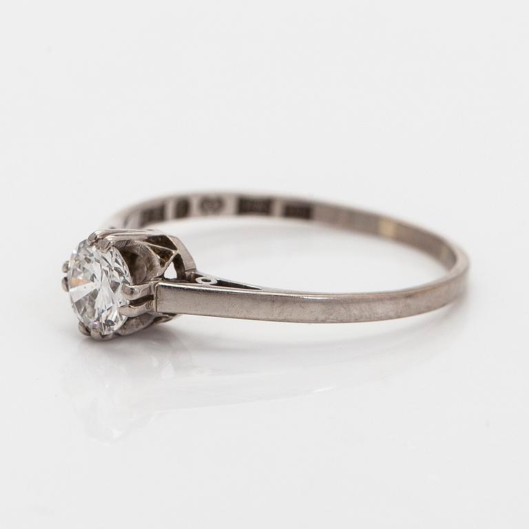 Ring, 18K vitguld med briljantslipad diamant.