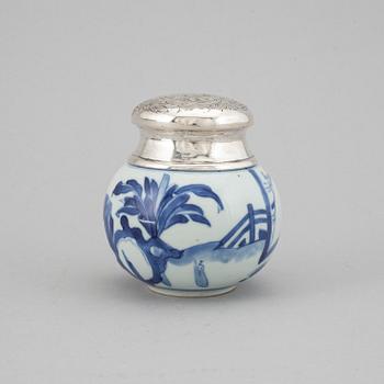 A blue and white tea caddy, Qing dynasty, Kangxi (1662-1722).