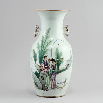 VAS, porslin, Kina, 1900-talets första hälft.