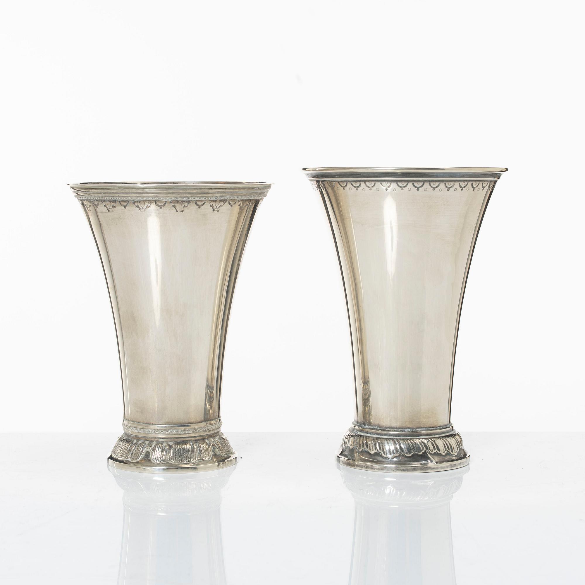 Bägare, 2 st, silver, GAB, Stockholm 1896 resp CG Hallberg, Stockholm 1930.