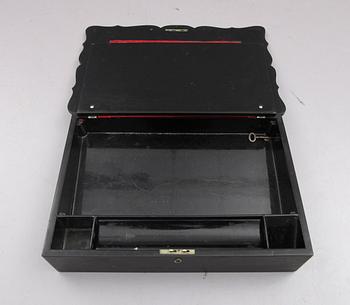 DAMSKRIVLÅDA, papier maché, omkring år 1900.