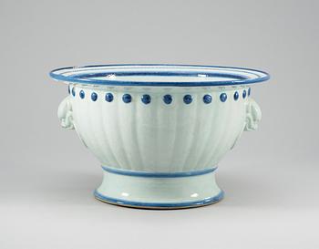 A blue and white flower pot, Qing dynasty, 19th Century.