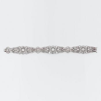 ARMBAND, Art Déco, med gammal- samt baguetteslipade diamanter totalt ca 15.00 ct.