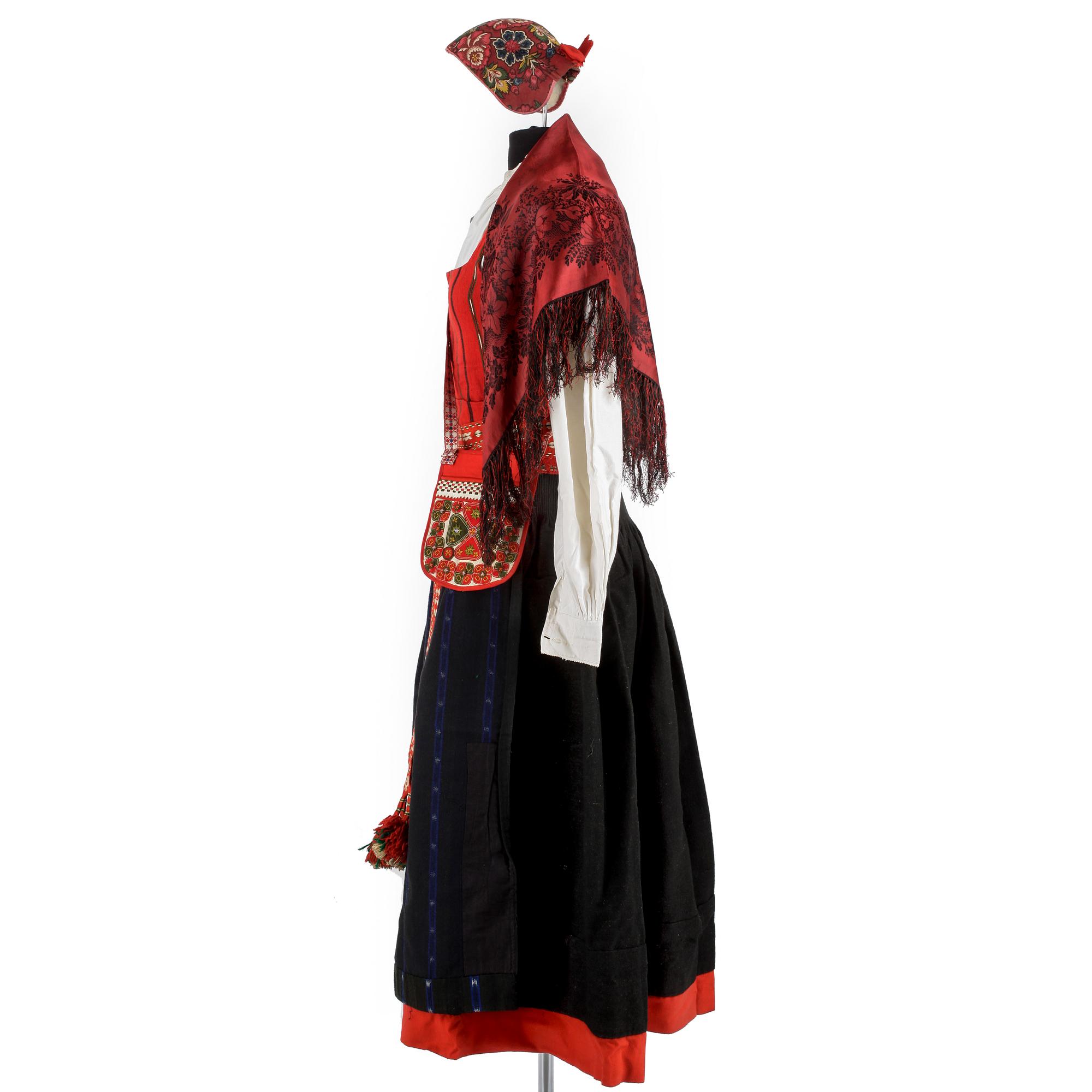 KVINNLIG FOLKDRÄKT FRÅN DELSBO, 10 delar, delvis från 1800-talet.