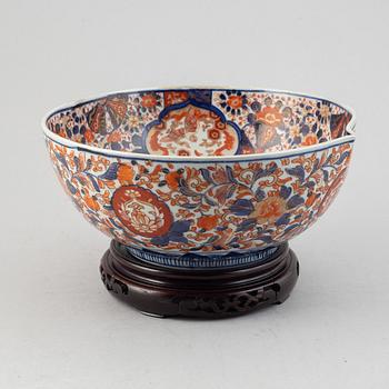 A Japanese Imari bowl, Meiji period (1868-1912).