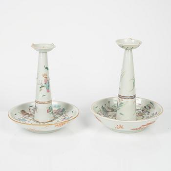 Ljusstakar, ett par, porslin. Qingdynastin, 1800-tal.
