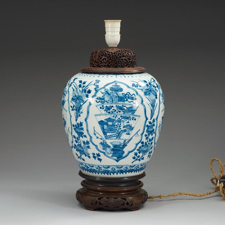 A blue and white jar, Qing dynasty, Kangxi (1662-1722).