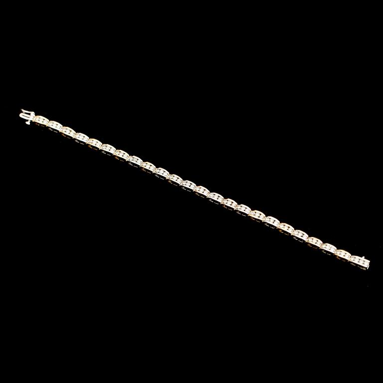 ARMBAND, 14 k guld och vitguld, 72 briljantslipade diamanter totalt ca 5 ct.