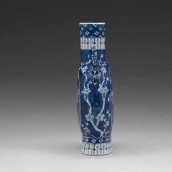 A blue and white moon flask, Qingdynasty, 19th Century.