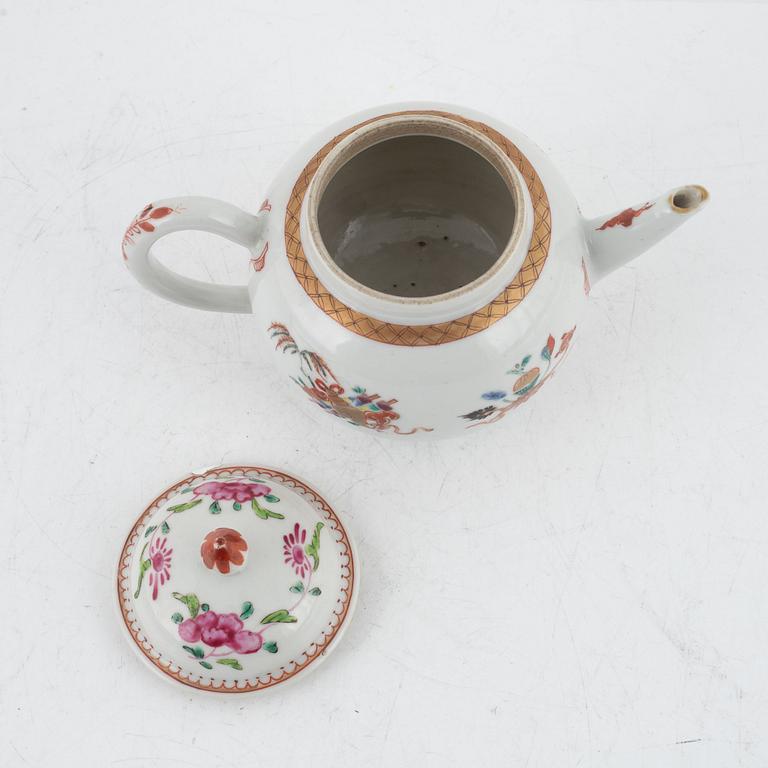 An enamelled Chinese teapot, Qing dynasty, 18th century.