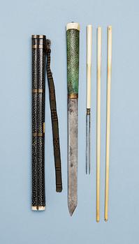 1714. BESTICK i SCHATULL, elfenben, hajskinn och metall. Qing dynastin (1644-1911).