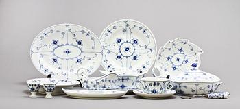SERVISDELAR, 43 st, porslin, "Musselmalet", Royal Copenhagen.