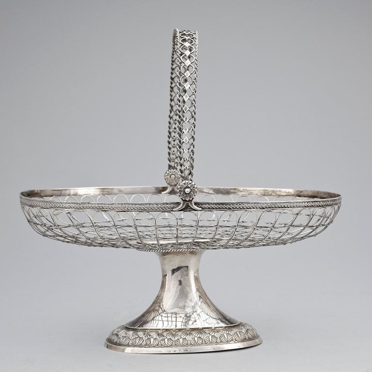 FRUKTKORG, silver, otydliga Svenska stämplar, 1800-tal. Vikt ca 536 g.