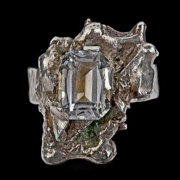 RINGAR, 2 st, silver med sten resp glas, 1975.