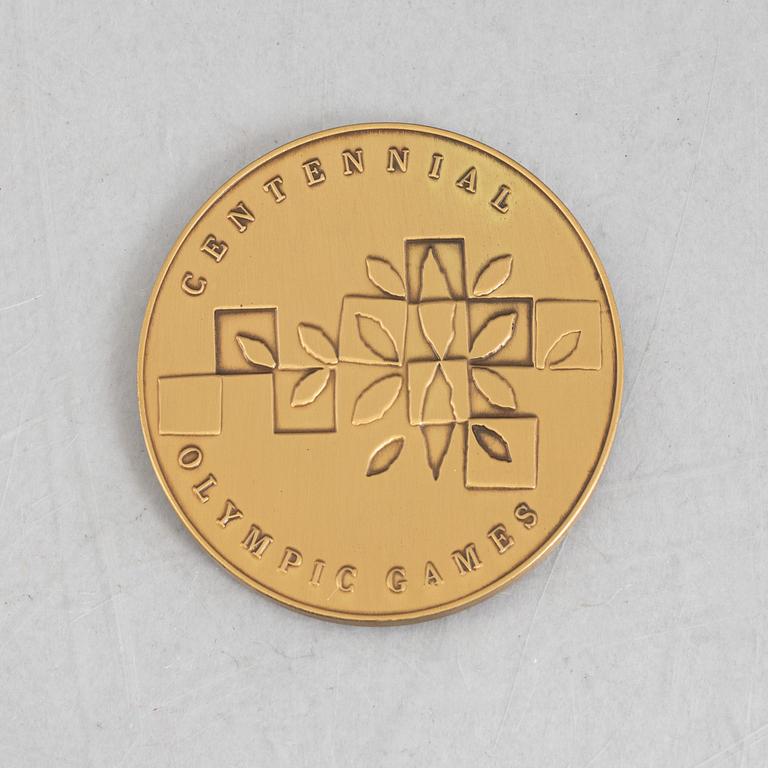 Deltagarmedalj OS, Atlanta 1996 samt tygmärke för den svenska OS-truppen.