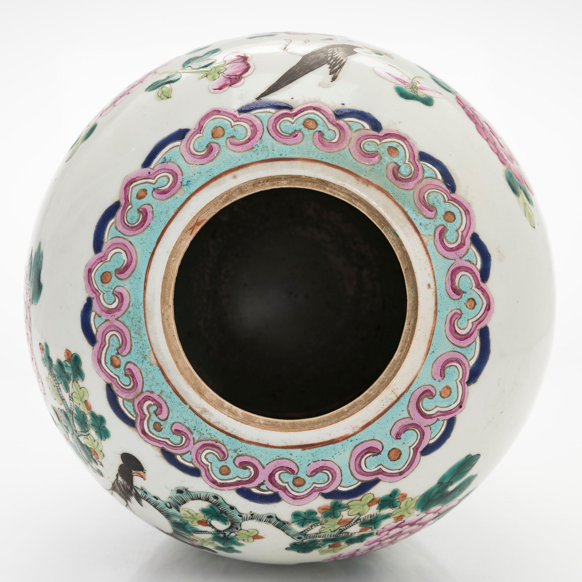 A Chinese famille rose jar with cover, late Qing/early 20th Century.