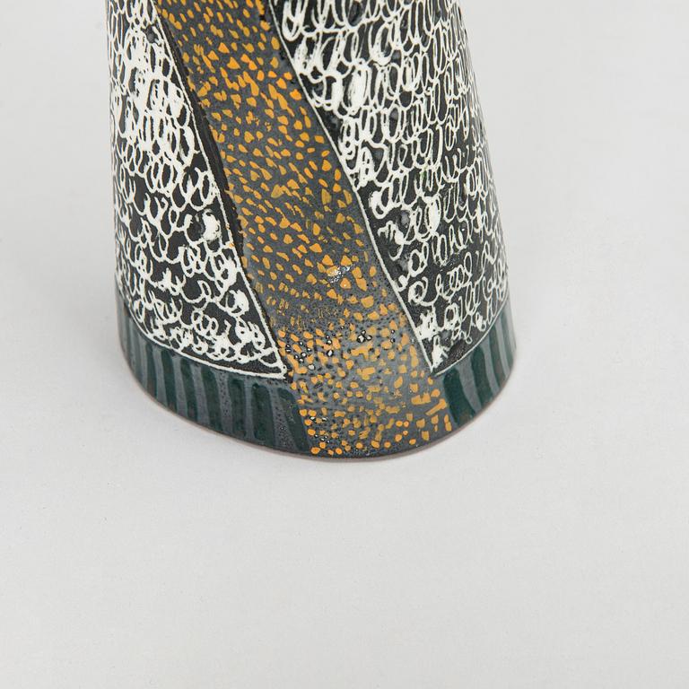 Birger Kaipiainen, veistos, kivitavaraa, signeerattu Kaipiainen.