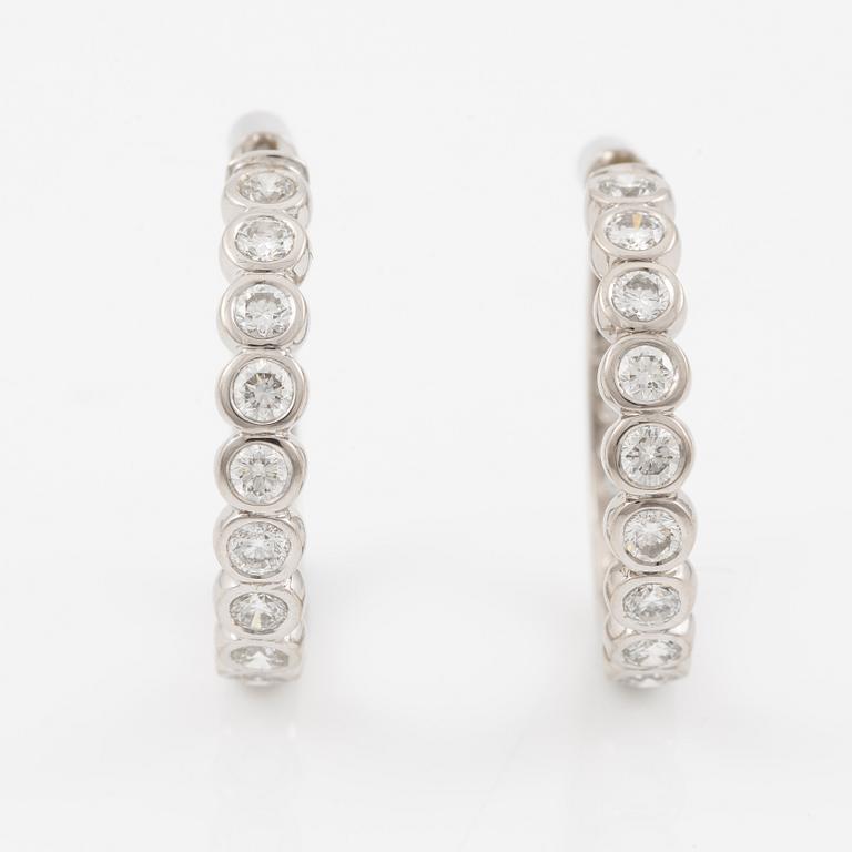 Ett par örhängen 18K vitguld med runda briljantslipade diamanter.