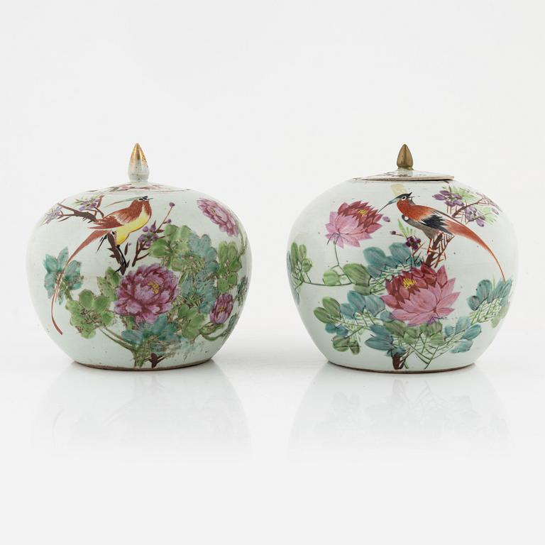 A pair of porcelain urns with covers, China, early 20th century.