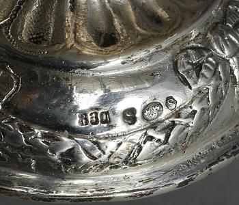 SOCKERRUSKA samt SALTKAR, silver, Sverige samt England, 1900-talets första hälft. Vikt ca 216 gram.