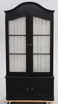 BOKSKÅP, rokokostil. 1900-tal.