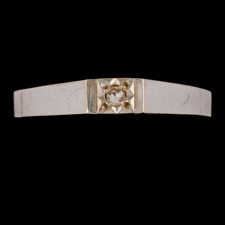 RINGAR, 2 st, 18k vitguld med 10 åttkantslipade diamanter, 1900-talets andra hälft. Vikt  6 g.