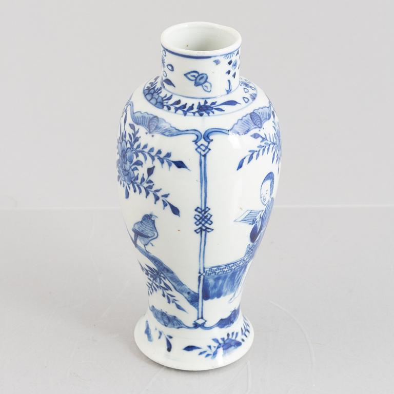 A blue and white porcelain vase, China, Qing dynasty, 19th century.