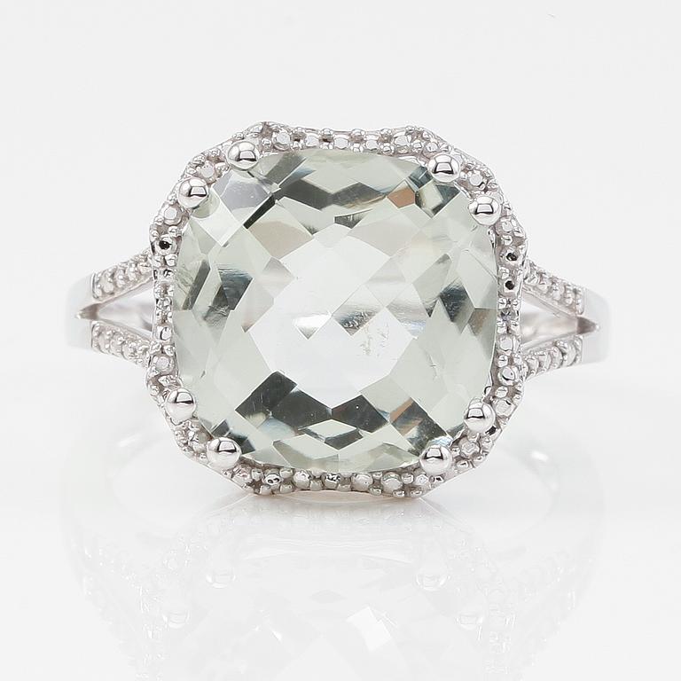 RING, 14K vitguld, mindre diamanter och grön kvarts.