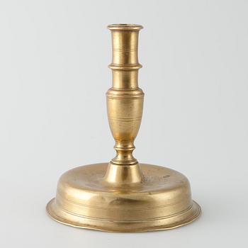 KYNTTILÄNJALKA, messinkiä, luultavasti Espania/Flanderi 1600-luku.