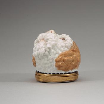 TOBAKSDOSA, porslin. Kungl. Dansk, omkring 1793.