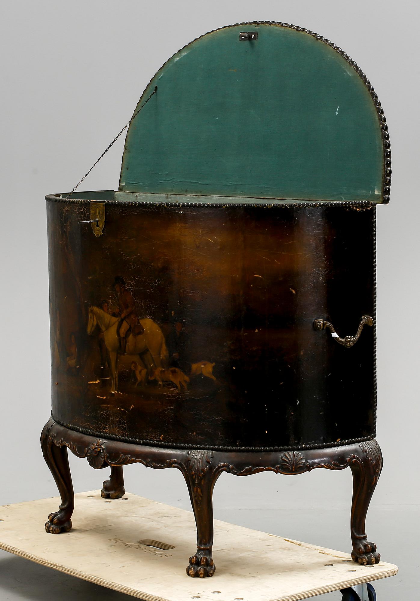 SKÅP. Engelsk stil. 1900-talets början.