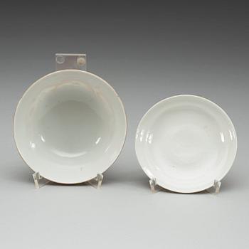A set of three famille rose bowls with covers, Qing dynasty with Guangxu six character marks and period (1874-1908).