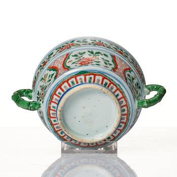 Skål med hänklar, porslin. Qing dynastin, Kangxi (1662-1722).