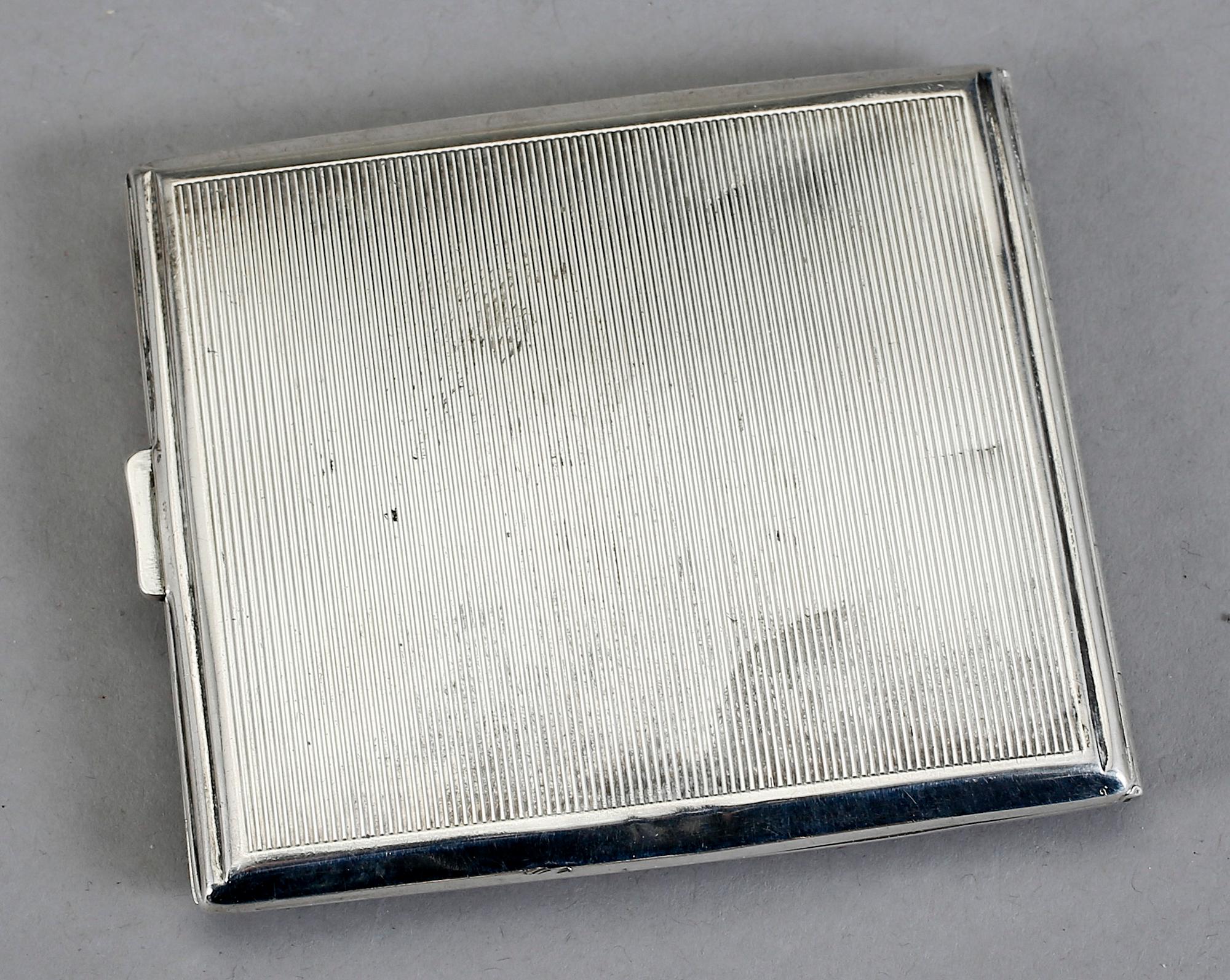 CIGARETTETUI och CIGARETTTÄNDARE, silver, 1900-talets första hälft.