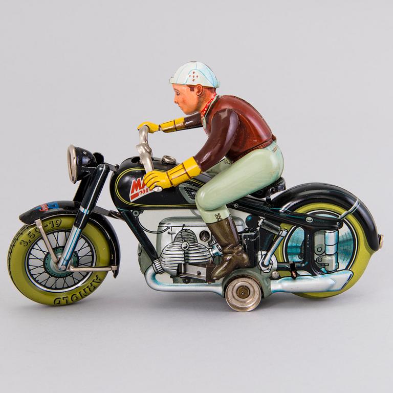 ARNOLD, motorcykel, "Mac 700", Tyskland 1950-tal och JOUSTRA, "Gigi" Frankrike 1950-tal, båda i originalförpackning.
