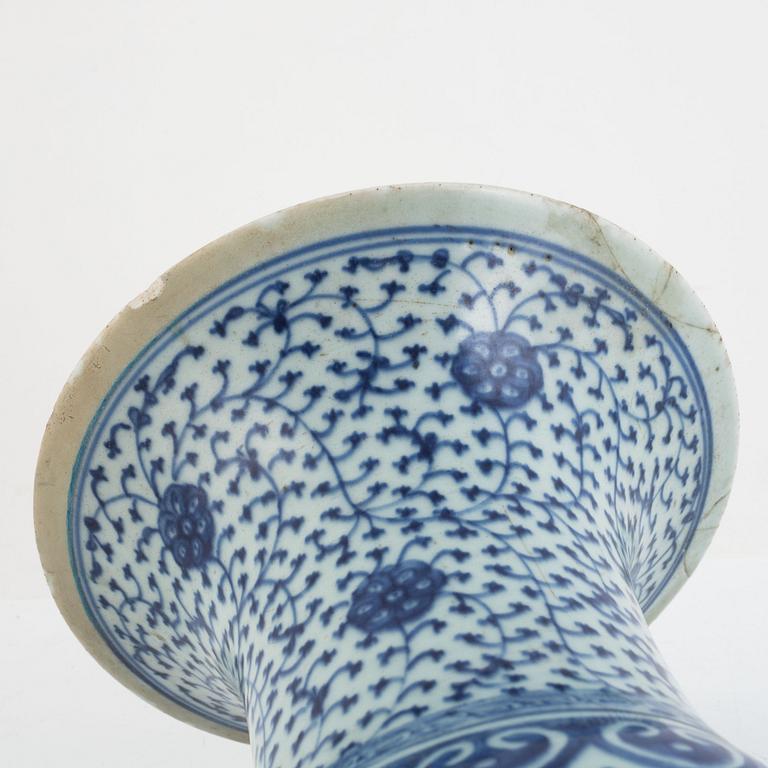 A blue and white vase, late Qing dynasty/early 20th century.