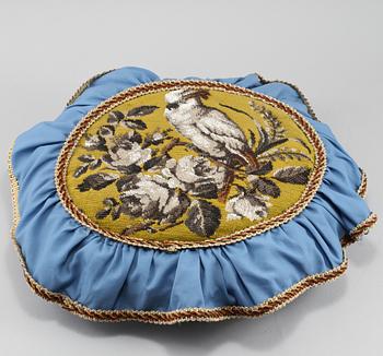 KUDDAR, 3 st, pärlbroderade, omkring 1900.