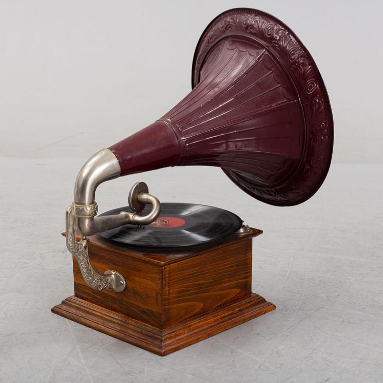 A phonograph, from around year 1900.